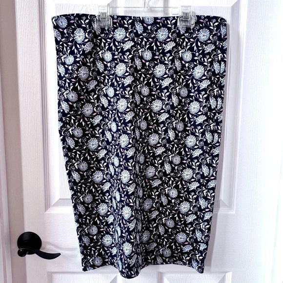 ⭐️ NWT Loft Navy Pull On Floral Print Pencil Skirt Size LT - Picture 1 of 9